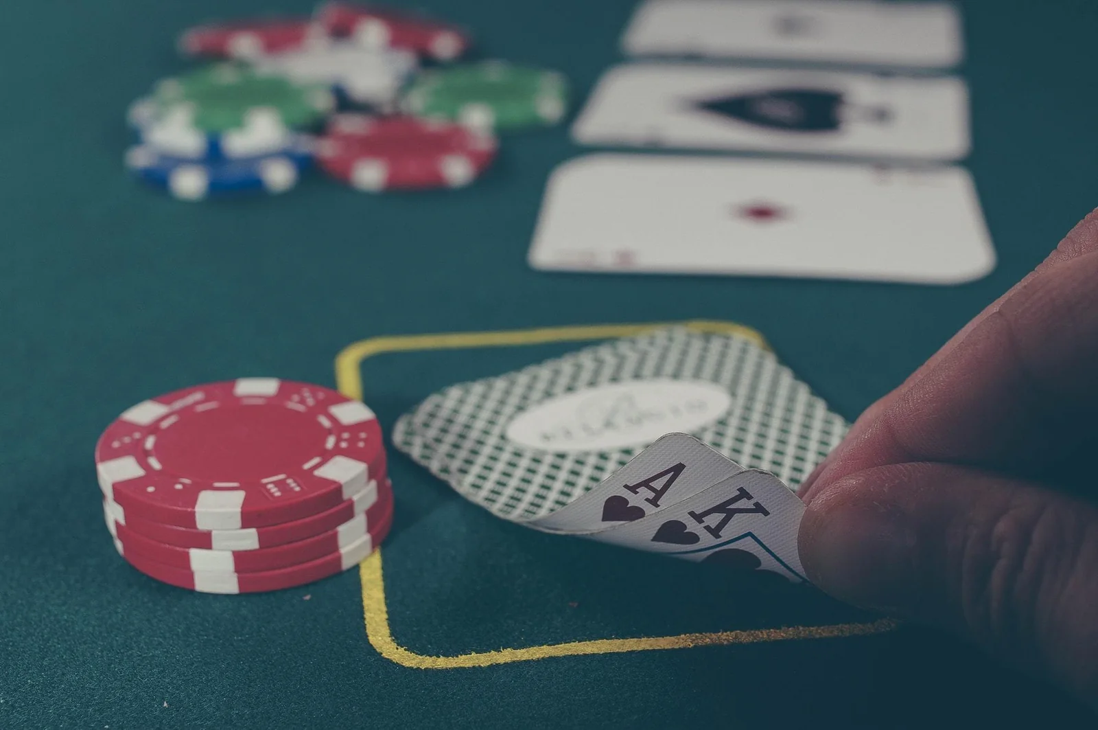 Visual meja kartu dan roda dalam pengalaman kasino digital