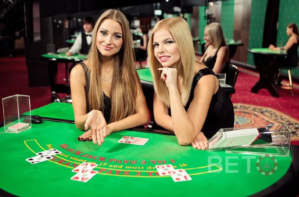 Tampilan meja kasino live dengan dealer dan area permainan 5GTOTO